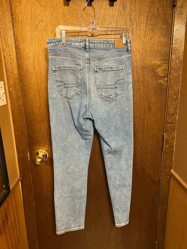 American Eagle Strigid Mom Jeans - Image 2
