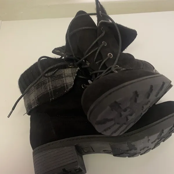 - Brash black lace up heel treaded boots with plaid trim size 7.5 - Image 12