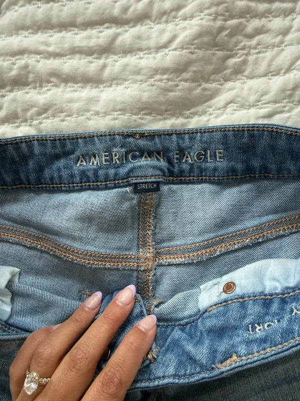 American Eagle Low-Rise Baggy Shorts - Image 4