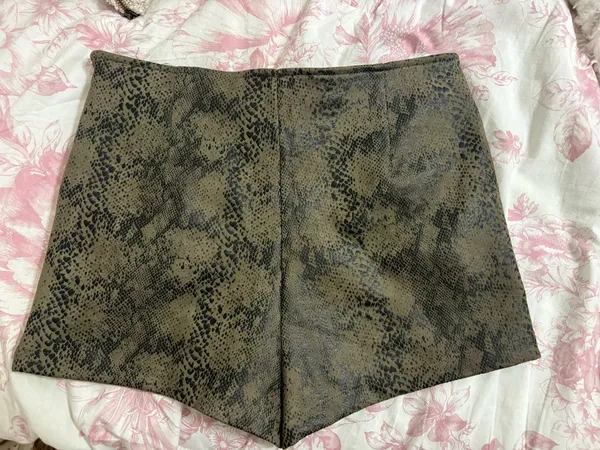 She + Sky shorts snakeskin - Image 3