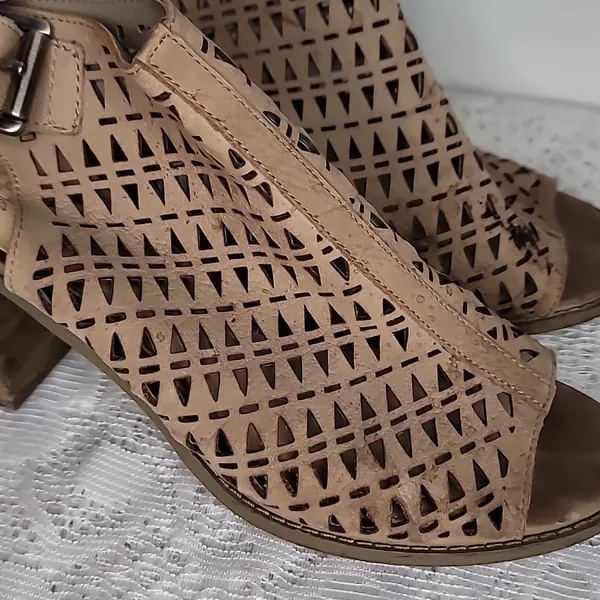 Vince Camuto leather Lazer cut eyelet tan peep toe block heels sz 8 - Image 2