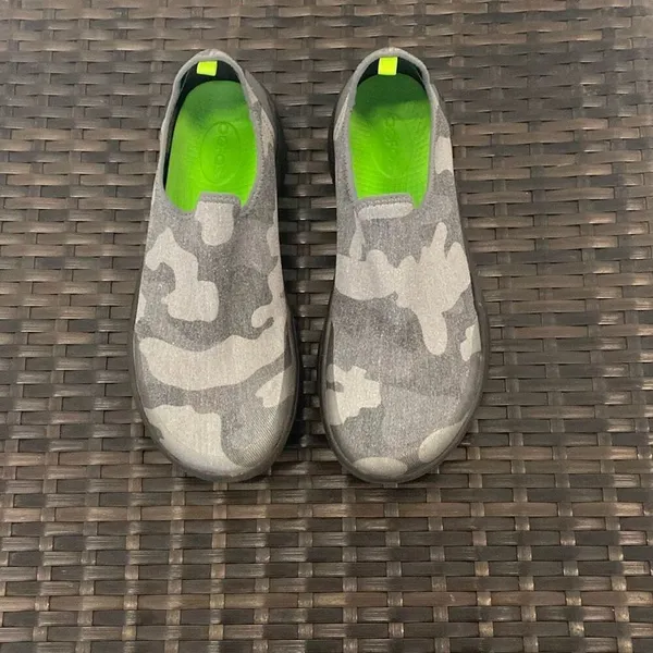 OOFOS OOmg eeZee low recovery sneakers women’s size 10 - Image 3