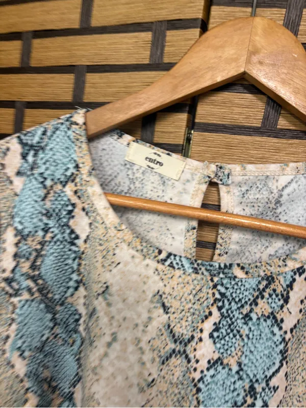 Entro tan and blue snakeskin print shift dress size large - Image 5