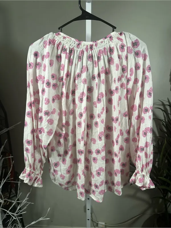 P217. ee:some Women's Pink Floral Button-Front Peasant Blouse - Image 4