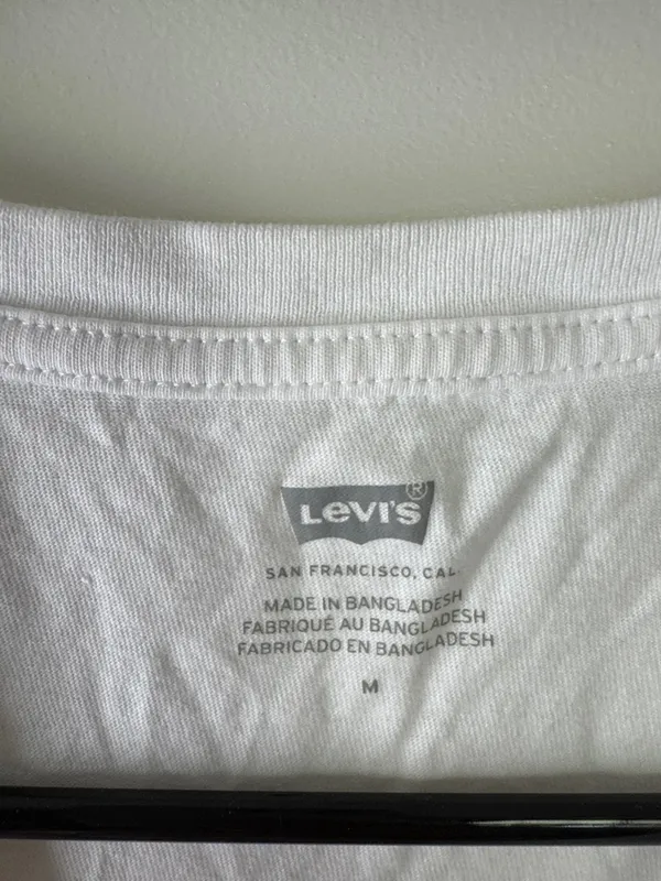 Levi's White Tee with Red Logo Graphic / AA86 - Image 3