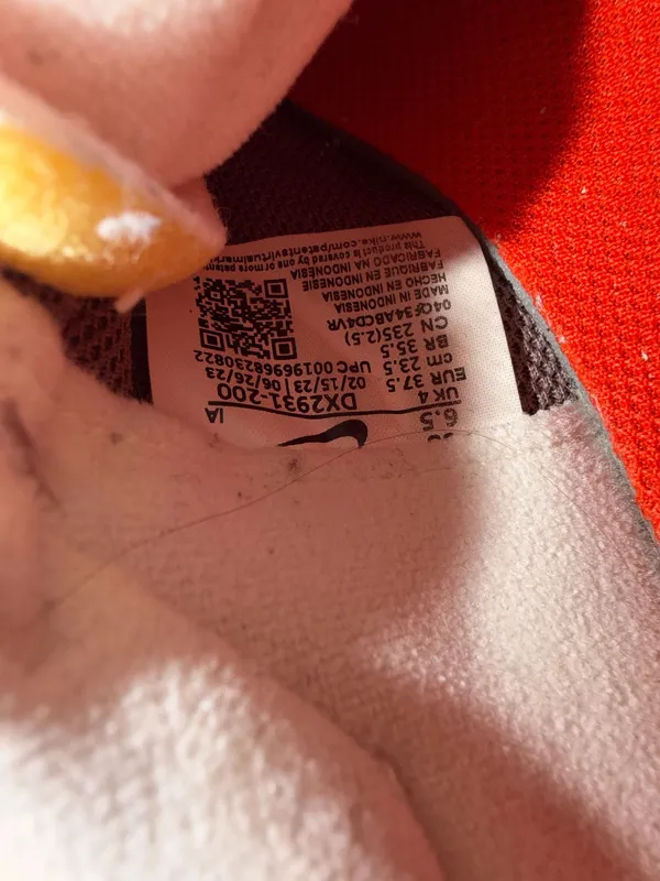 Nike Tennis Shoes - Image 2