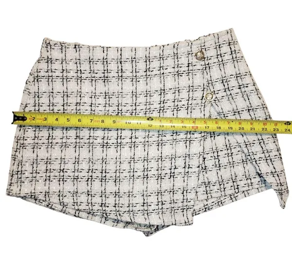 Black and white tweed plaid mini skirt with built in shorts approximate size XL - Image 7