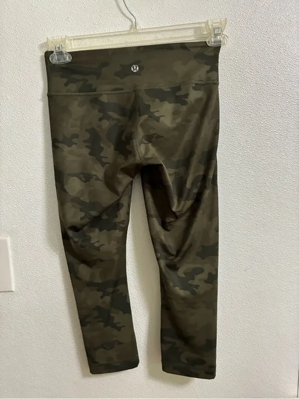 Lululemon Camo Leggings - Olive Green size 4 - Image 2