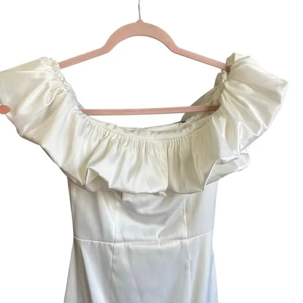 CHE BY CHELSEY White Satin Ruffled Off the Shoulder Bodycon Mini Dress‎ Size XS - Image 5