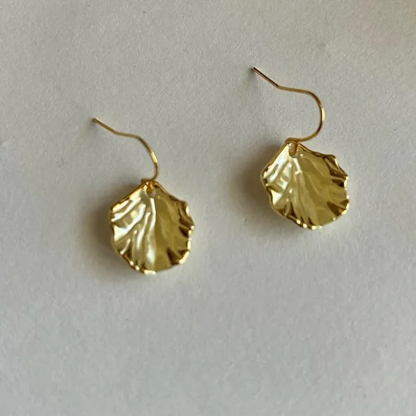 3/$20 Yellow Gold Tone Faux Sea Shell Ocean Beach Dandle Earrings - Image 2