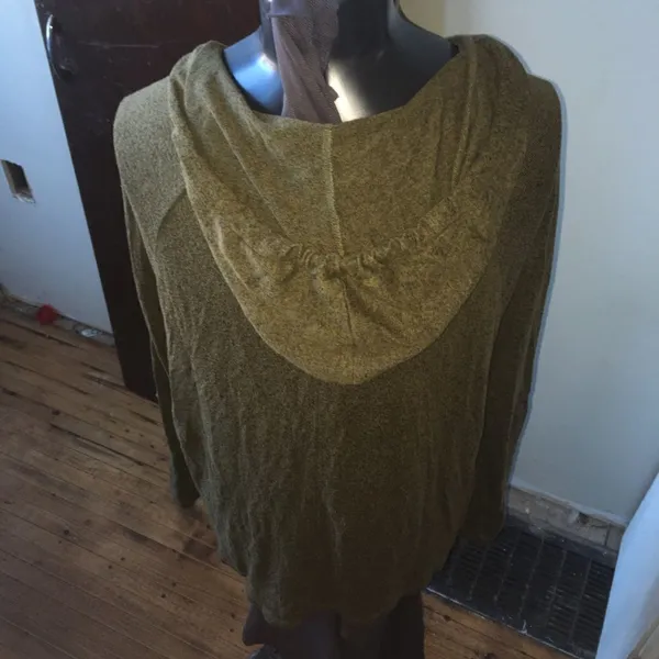 Active USA olive v-neck lightweight hoodie - Image 3