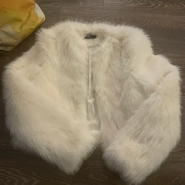 VICI NWT Hot List Faux Fur Jacket - Ivory. Size Small - Image 3