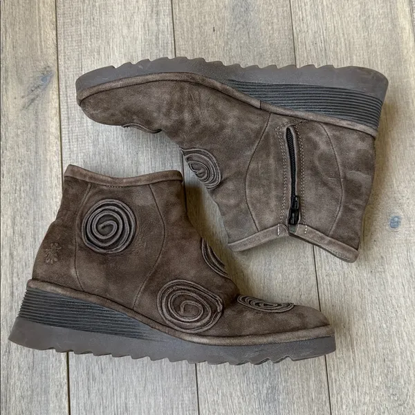 Fly London Dari Brown Suede Ankle Boots with Spiral Appliqué - Image 3
