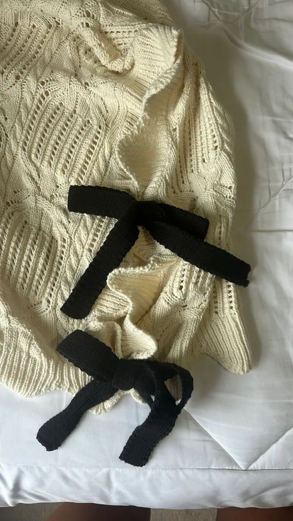 Entro Boutique Cream Sweater with Bows - Image 3