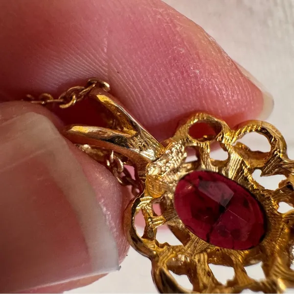 Vintage Gold Tone Faux Ruby Rhinestone Necklace Womens Costume Jewelry - Image 3