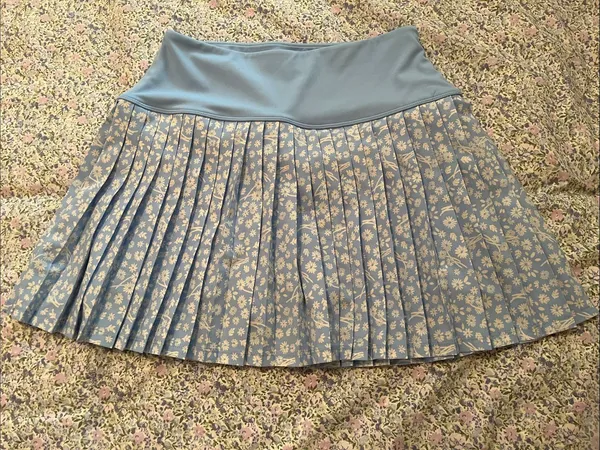 NWOT PINK Victoria's Secret Light Blue Pleated Tech Mini Skort with Floral Print - Image 4