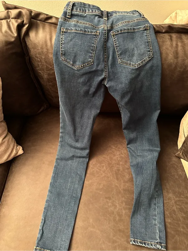 Forever 21 Skinny Jeans in Medium Blue Wash - Image 5
