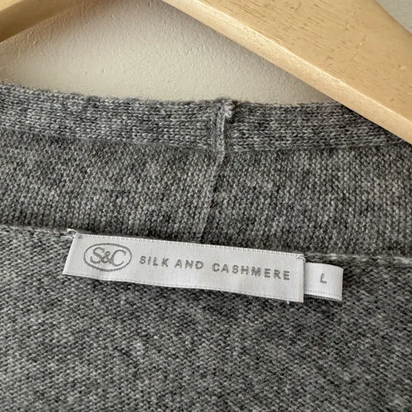 Silk & Cashmere Wool & Cashmere Blend Gray Cardigan Adorable‎ Lace Sleeve Detail - Image 5