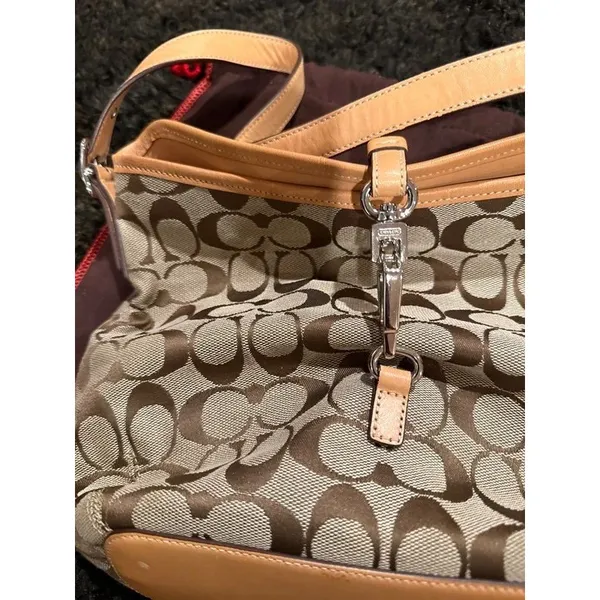 Classic coach pattern handbag in brand new condition - Image 3