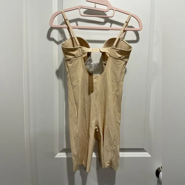 Skims Deep Plunge Shapewear Mid Thigh Bodysuit in Sand Size S - Image 8