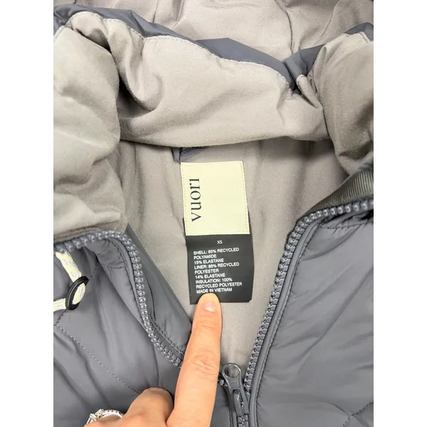 Vuori womens short gray puffer coat with hood. Size XS. winter coat, ski lodge - Image 2