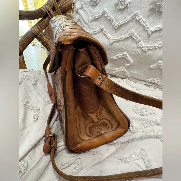 Vintage Beautiful Floral Hand Tooled Leather Bag- Made in Mexico - Image 9