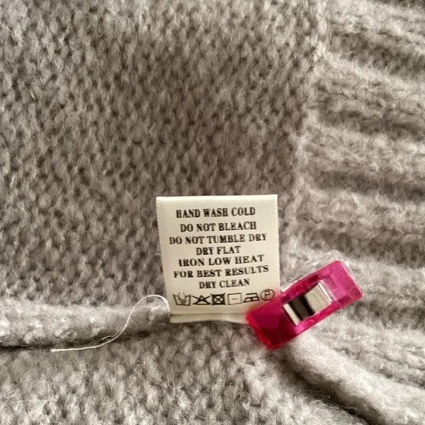 Cozy Women's Beige Crew Neck Sweater Gray Size M - Image 9