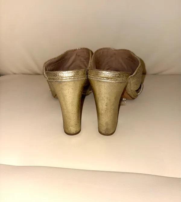 Tory Burch Brida high-heeled mules in metallic gold leather (color "Gold"). They have minor damage to the insole. Size 7 - Image 5