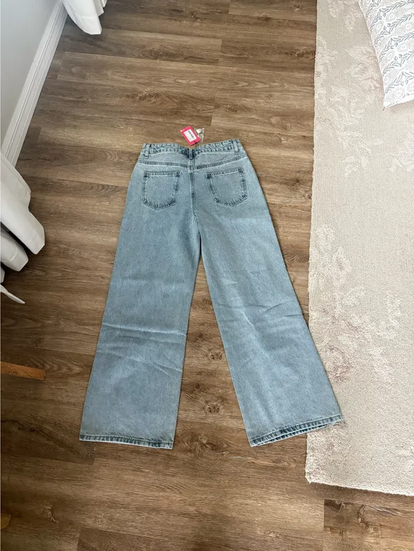 Edikted Baggy Low-Rise Jeans - Image 3