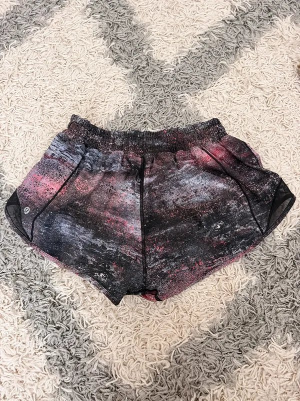 Lululemon Hotty Hot 2.5" Shorts Low-Rise - Image 2