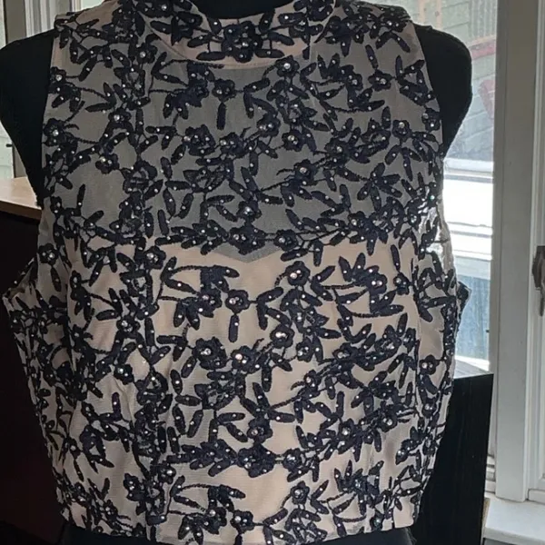 Vintage Women Black Floral Embroidered Rhinestone Crop Top‎ Keyhole Back 13 - Image 4