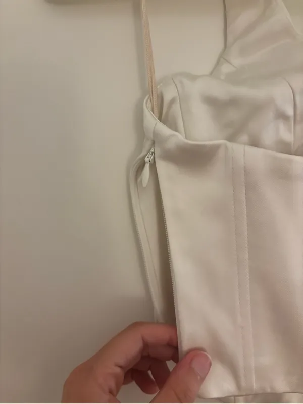 Aritzia Wilfred White Satin Halter Crop Top - Image 3