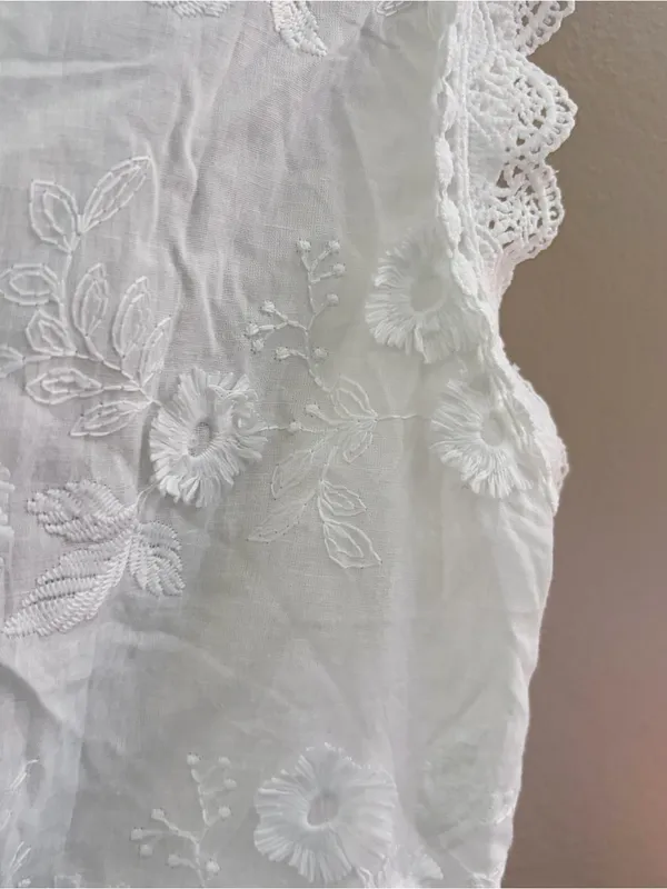 Boutique White Lace Embroidered Button Front Sleeveless Top Large - Image 2
