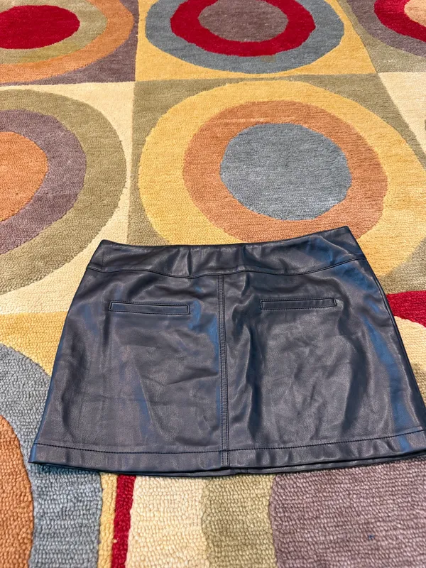 NWOT Tiger Mist Low Rise Very Short Mini Faux Leather Skirt Black Size Small - Image 4