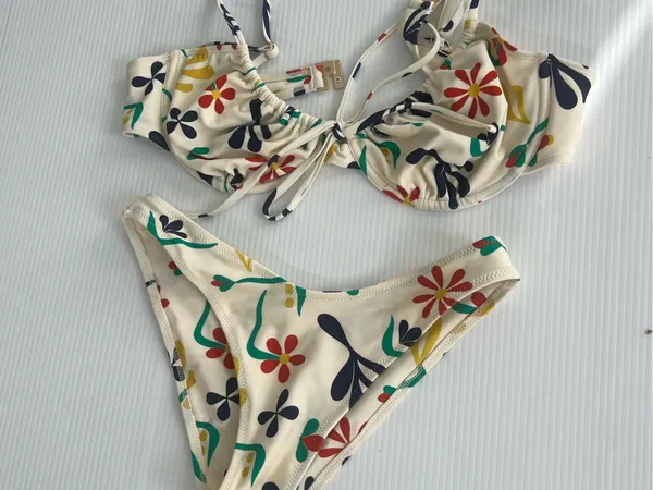 Honey swimsuit NWT White Floral Tie-Front Bikini Set bottoms S Top is XL - Image 2