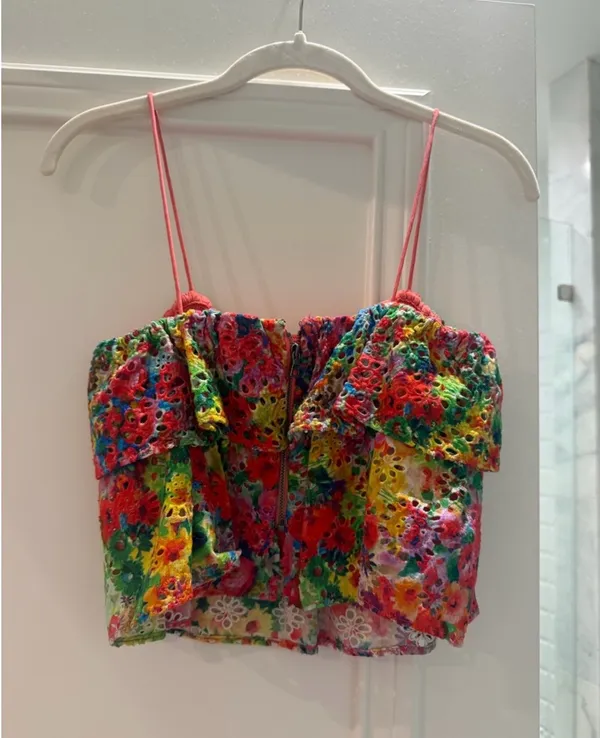 Alice and Olivia Marylynn ruffle crop top in garden floral - Image 3