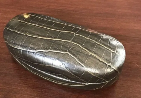 Oversized fashion sunglasses with case - Image 3