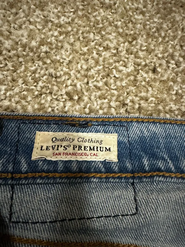 Levi’s Cropped Blue Jeans - Image 4