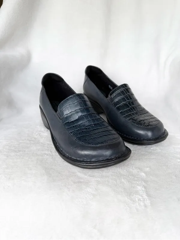 Women’s Clark’s Artisan “Mill Square” Crocodile Navy Blue Slip-On Loafer Size 6W - Image 2