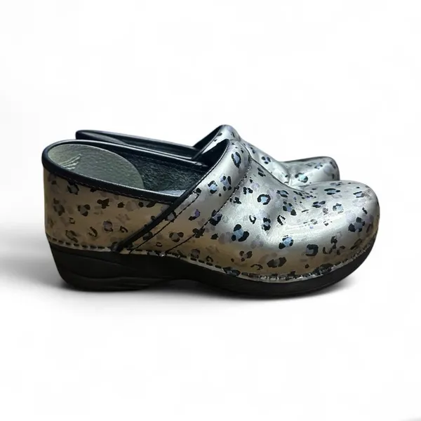 Dansko XP 2.0 Leopard Print Metallic Mule Clogs Silver Black EU 38 Comfort - Image 2