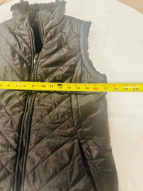 Reversible Faux Fur & Quilted Puffer Vest - Black - Image 4