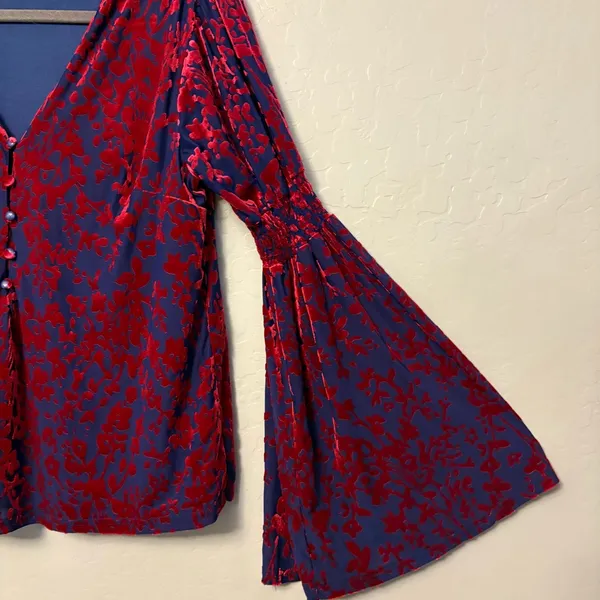 Vici blue and red floral velvet boho bell sleeve blouse size large - Image 8