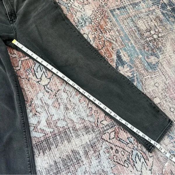 American Eagle Outfitters Mom Jean in Black Wash Charcoal Grey Size 8 - Image 7
