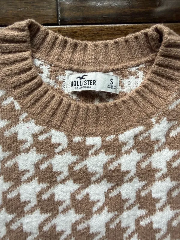 Hollister Houndstooth Sweater - Image 3