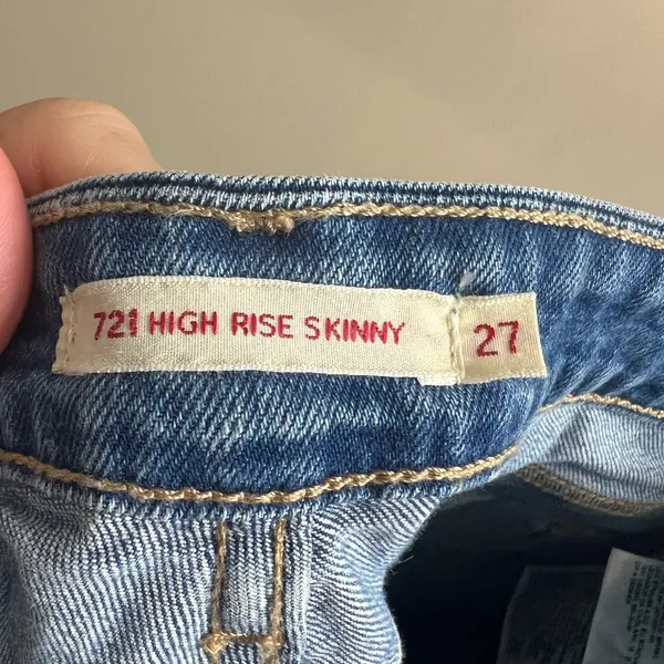 Levis high rise skinny jeans size 27 - Image 2