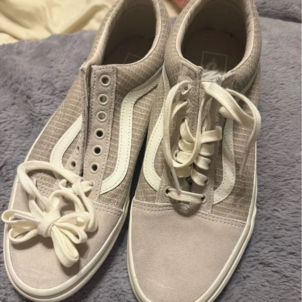 Vans Women's Beige and White Sneakers - Image 2