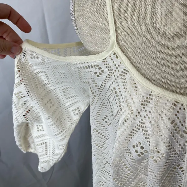 Miss Me lace eyelet cold shoulder top size small embroidered front - Image 4