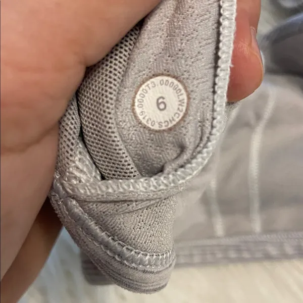 Lululemon size 6 Women's Strappy Gray Sports Bra excellent condition - Image 3