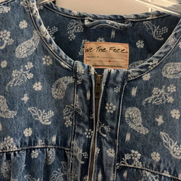 Free People We The Free Layla Printed Denim Jacket in Blue Fog Size Large EUC Worn Once! 💙💙💙 - Image 6