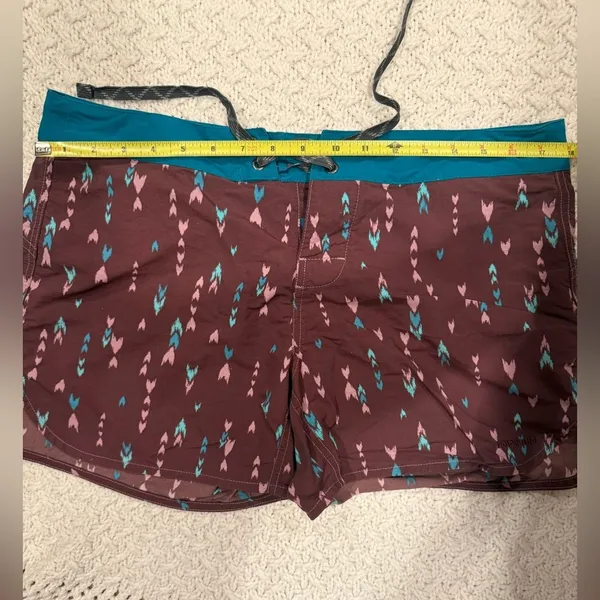 Patagonia Women’s size 12 Maroon and Teal Patterned Shorts - Image 7